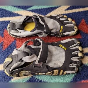 Vibram FiveFingers M1485 Gray Barefoot Running Shoes Mens US 8.5 / EU 42 Read